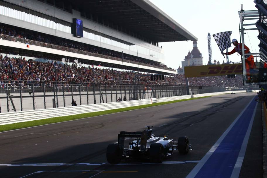 Lewis Hamilton vince a Sochi il GP di Russia: è il piazzamento che consente alla Mercedes di vincere aritmeticamente il primo titolo costruttori della sua storia in F.1. Ap